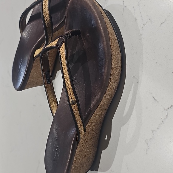 Ugg “Azure” black and tan wedge flip flop sandals 6.5 - Picture 1 of 8